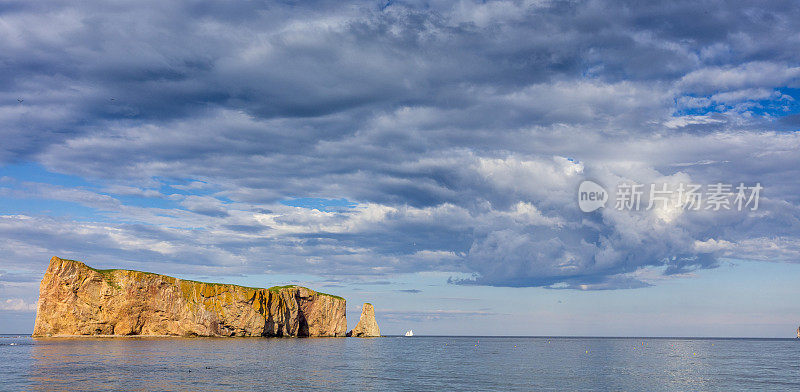 看看著名的Rocher Percé (Perce Rock)， Gaspé半岛的一部分，在加拿大的Québec省。